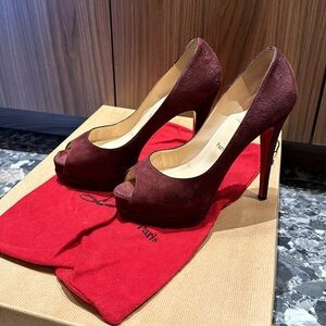 Christian Louboutin Burgundy Platform pumps. Size 38